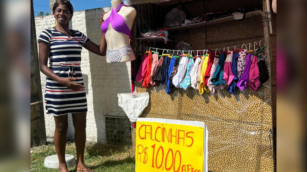 Costureira cria barraquinha de lingerie após perder tudo durante enchente, em SC