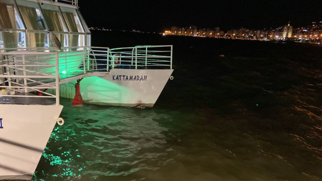 Colisão de embarcação turística com marco histórico assusta passageiros em Florianópolis