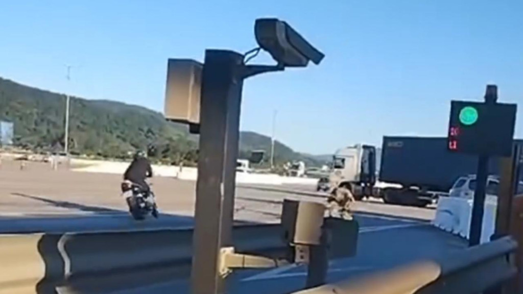 URGENTE: Motociclista fura barreiras da polícia em fuga pela BR-101