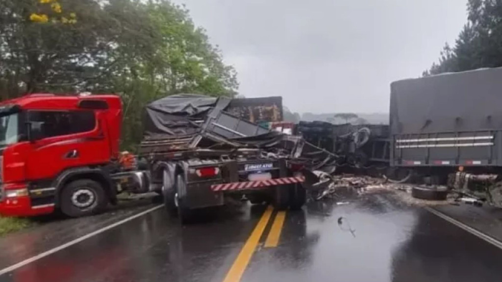 Gravíssimo acidente entre caminhões bloqueia BR-280