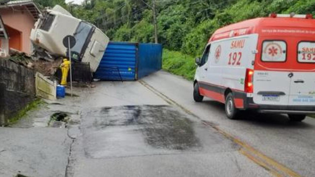 Trabalhador foi resgatado após desligamento de energia em acidente com caminhão