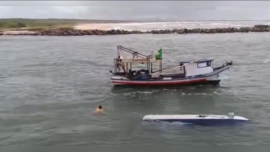 VÍDEO: Barco com 4 pessoas a bordo naufraga em Balneário Barra do Sul