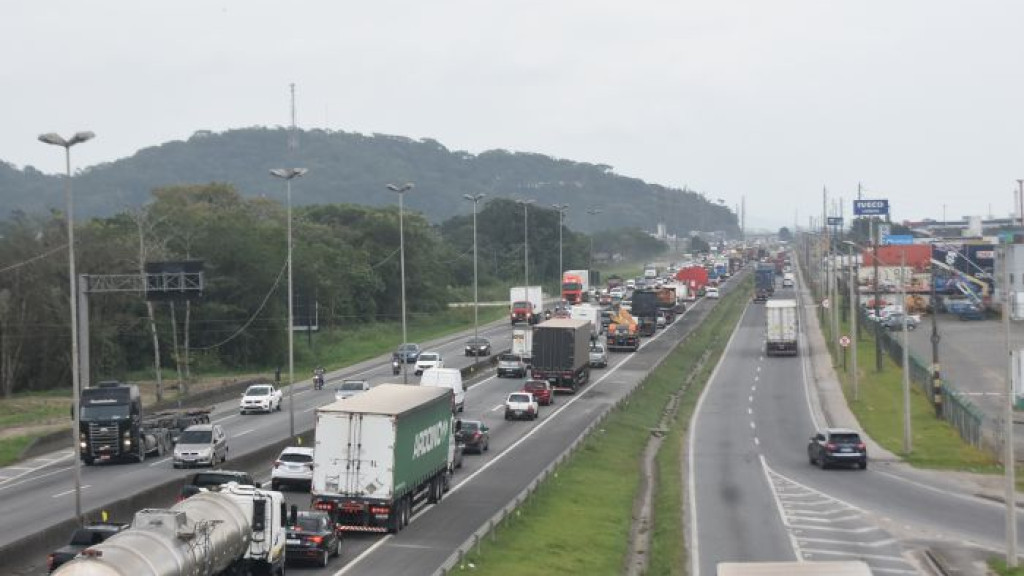 Rodovias de SC com fluxo intenso neste feriadão com mais de 1 milhão de veículos