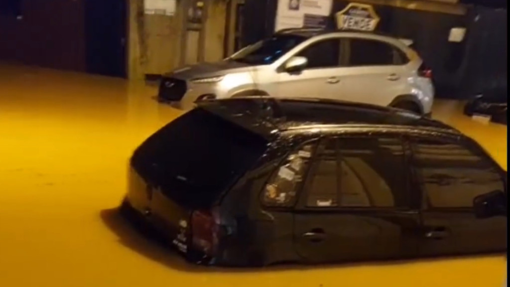 Chuvas provocam alagamento em Itapema e carros são cobertos pela água