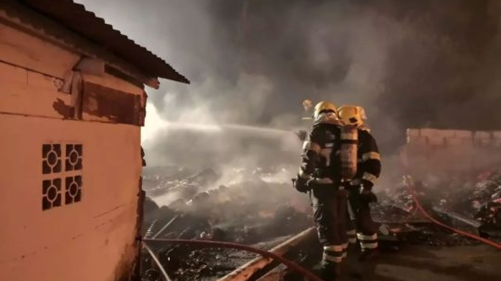 Galpão fica completamente destruído após incêndio em Blumenau