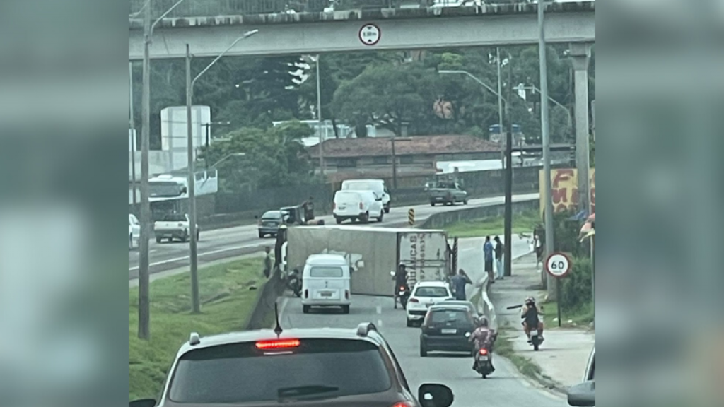 Caminhão tomba e causa lentidão na BR-101, em Biguaçu