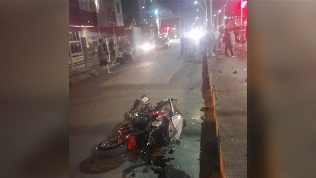 Motociclista morre após bater Kawasaki em poste