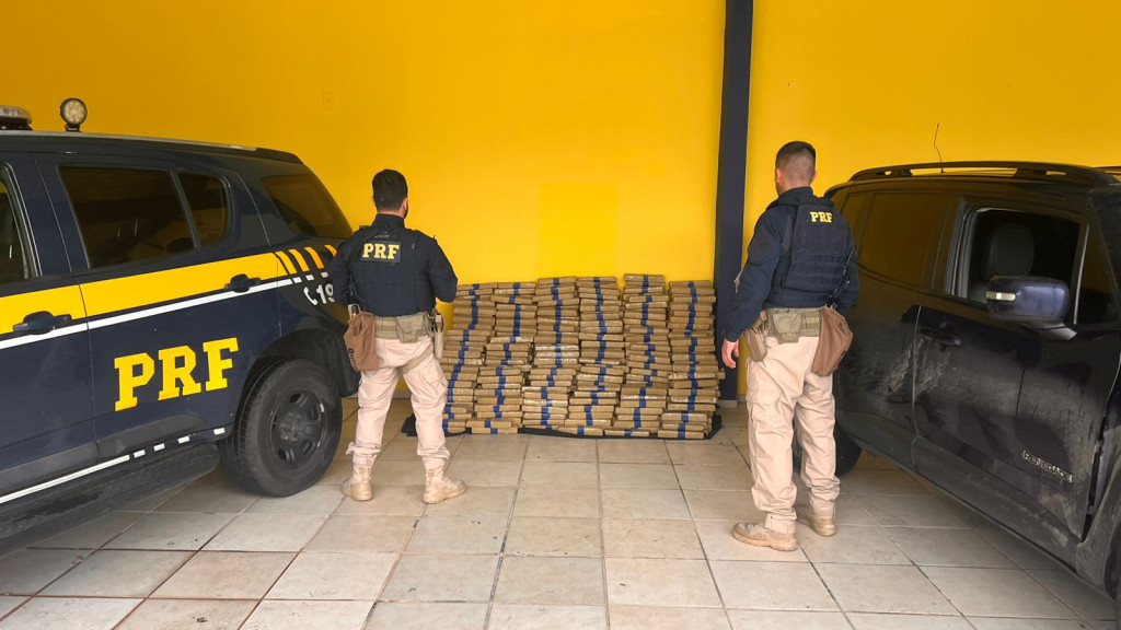 PRF apreende quase 1 tonelada de maconha em carro roubado em Biguaçu