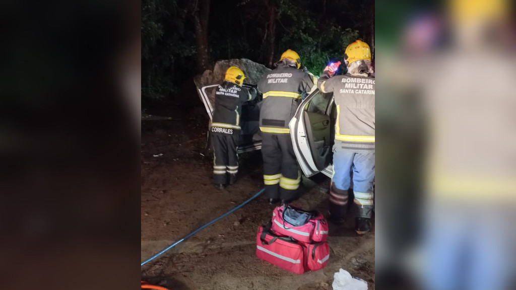 Condutor é resgatado após colidir com pedra em Balneário Camboriú
