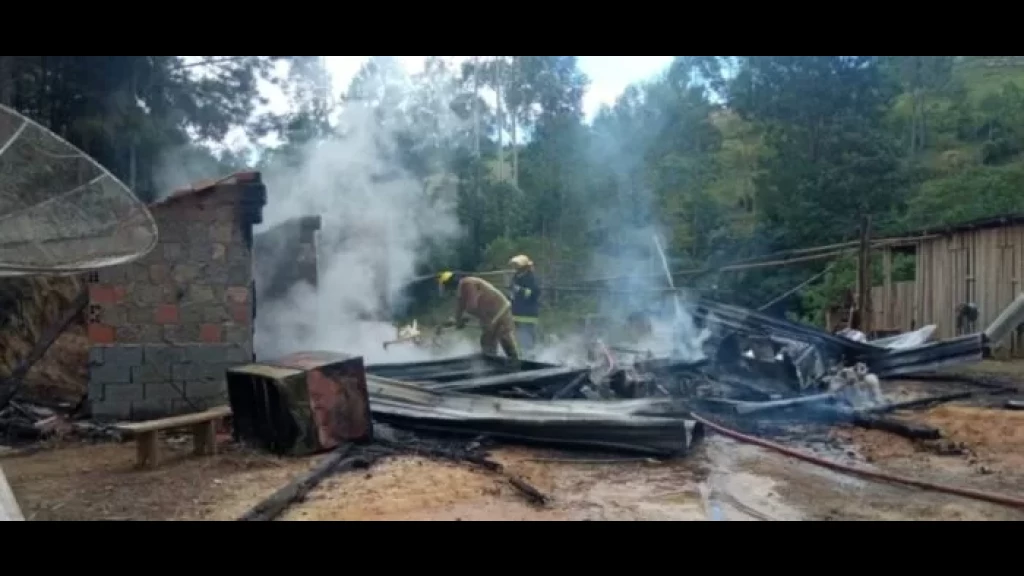 Idoso de 71 anos morre carbonizado durante incêndio em casa no Alto Vale