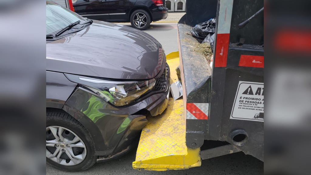 Coletor de lixo é atropelado por carro enquanto trabalhava em Porto Belo