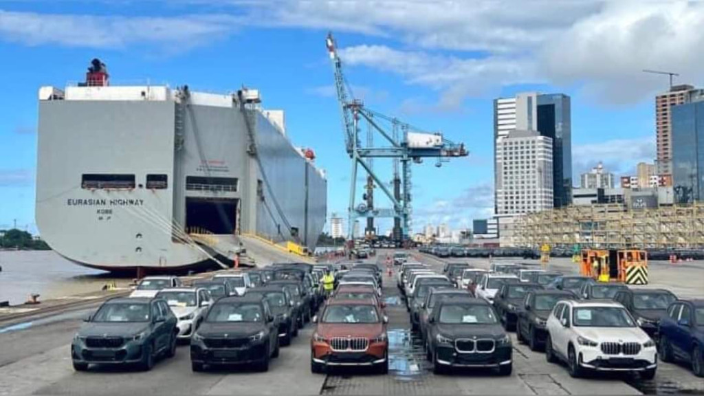 Porto de Itajaí movimenta mais de mil veículos importados em super operação de desembarque