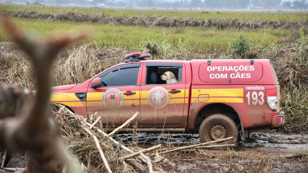 Reforço no resgate: Santa Catarina envia mais ajuda ao RS
