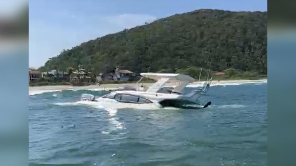 Empresário tem prejuízo milionário após iate afundar em praia de Santa Catarina