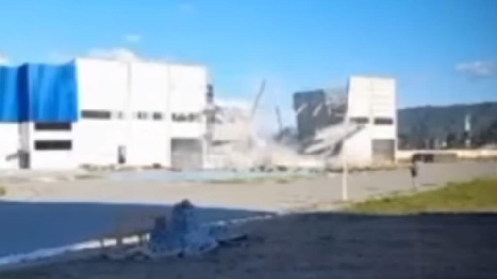 VÍDEO: Galpão desaba com a força dos ventos em Porto Belo