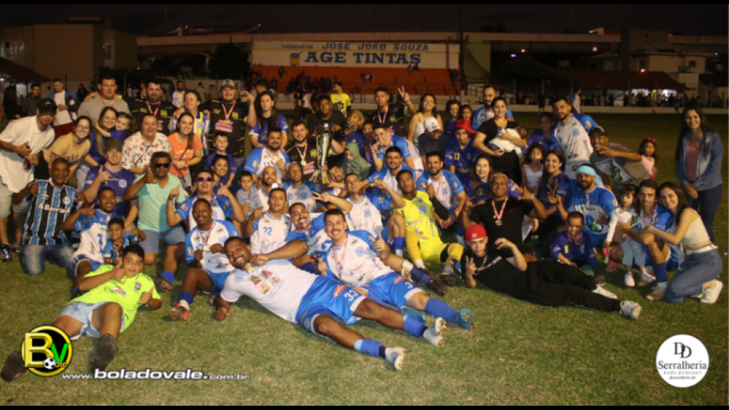 Campo Novo ergue o troféu de campeão no Tiradentes, em Tijucas