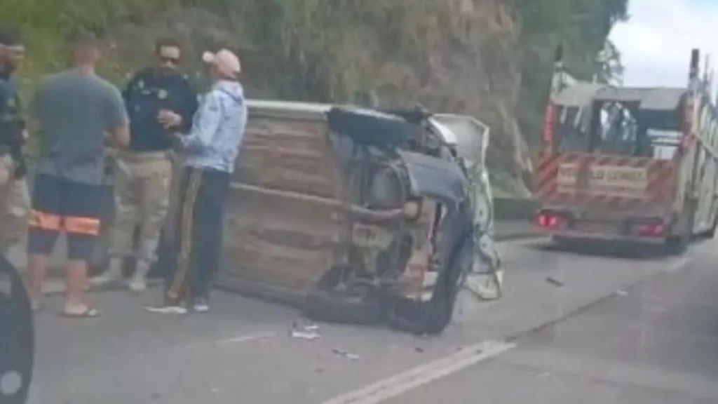 Carro capota após colisão com caminhão cegonha no Morro do Boi