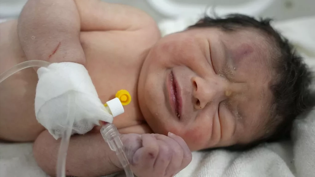 Milagre: bebê nasce em meio aos escombros após terremoto na Síria