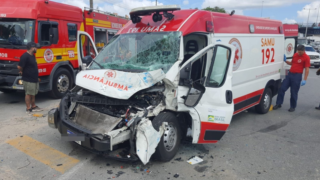 Ambulância do SAMU colide com ônibus em Florianópolis