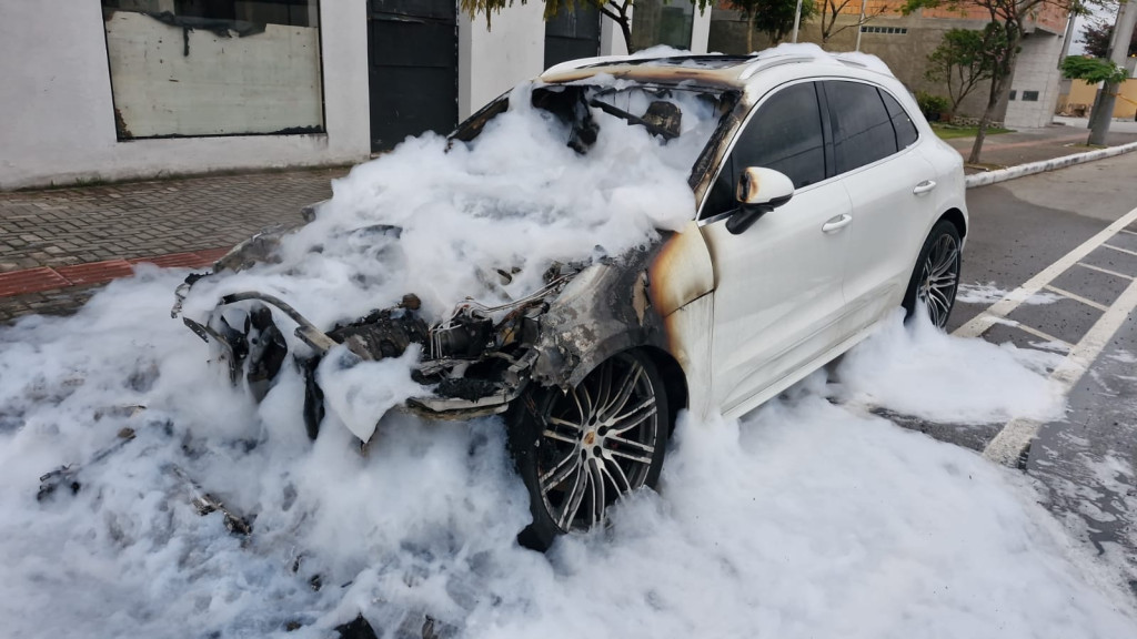 Carro de luxo avaliado em quase R$ 1 milhão pega fogo misteriosamente em BC