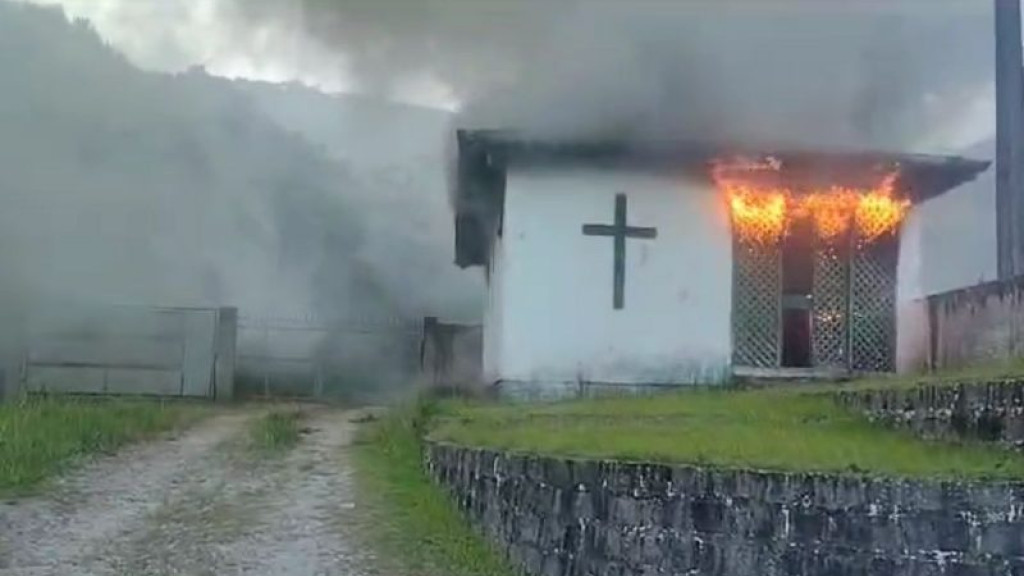 VÍDEO: Incêndio consome Capela Mortuária de igreja, em Biguaçu