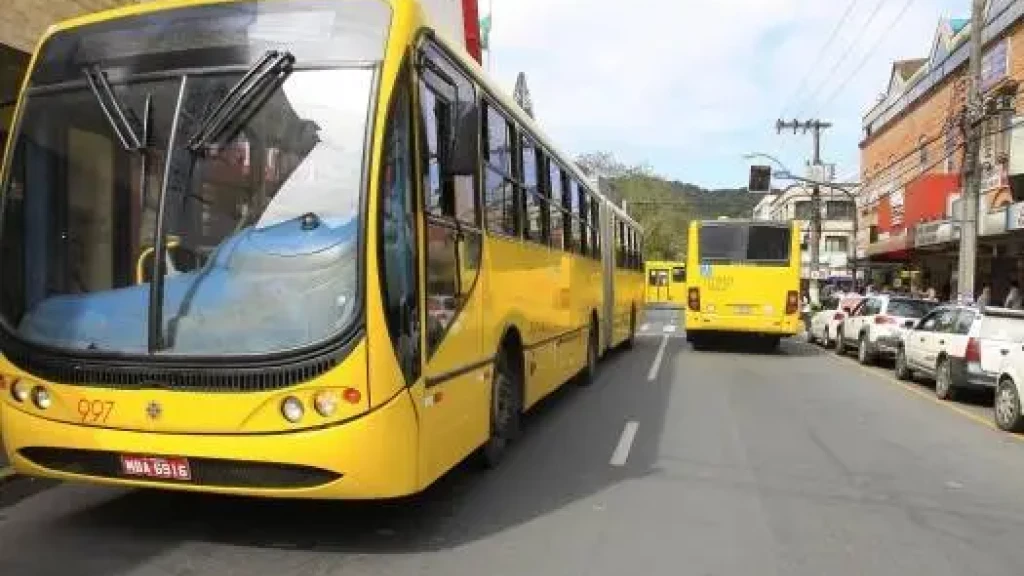 Passageiro é preso em flagrante por se masturbar em ônibus de Joinville