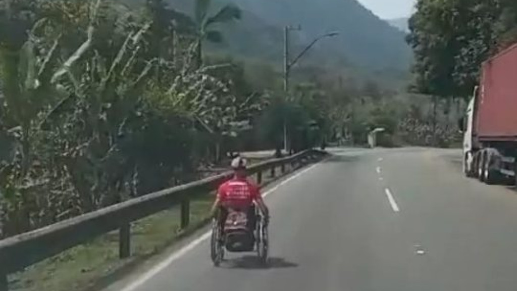 "Ele só tinha uma cadeira de rodas e um sonho": cadeirante proporciona cena inusitada em Santa Catarina