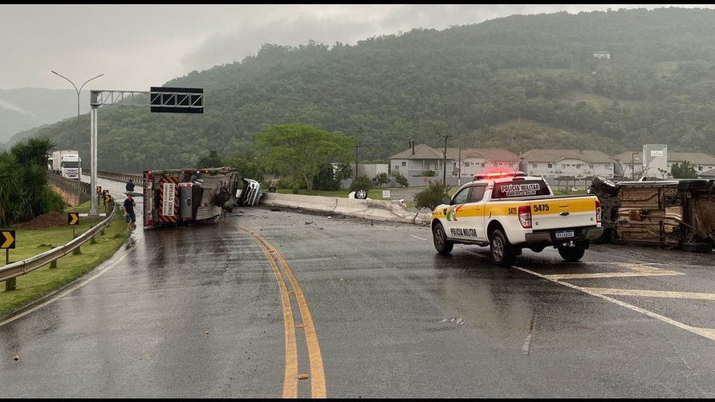 Carros ficam destruídos após tombamento de caminhão cegonha na SC-480