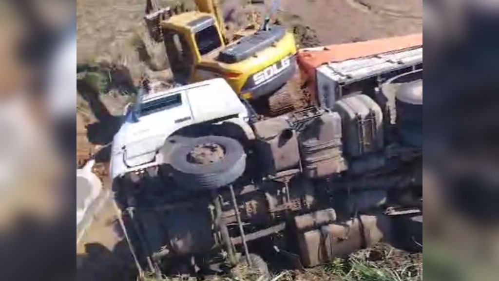 URGENTE: Caminhão tomba e mata trabalhadores esmagados às margens rodovia