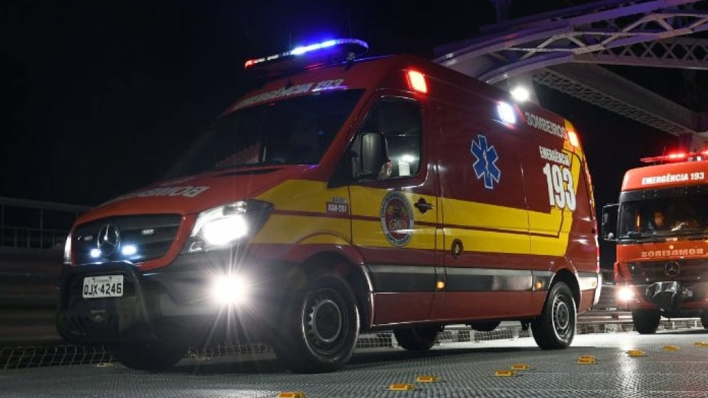 Criança de 5 anos é salva por bombeiros após ficar com pé preso dentro de copo de liquidificador