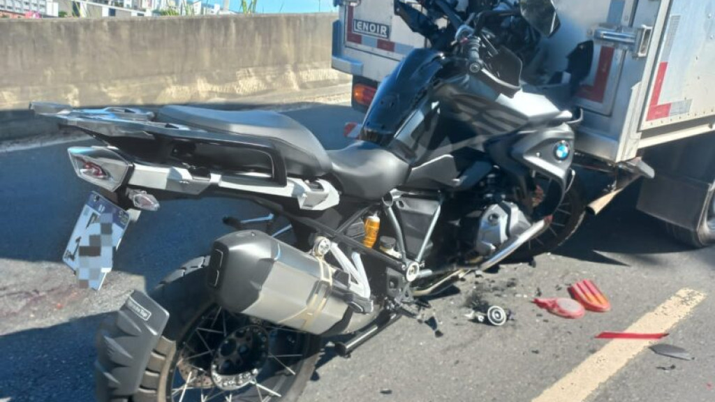 Moto fica cravada em  traseira de caminhão-baú após acidente, em Balneário Camboriú