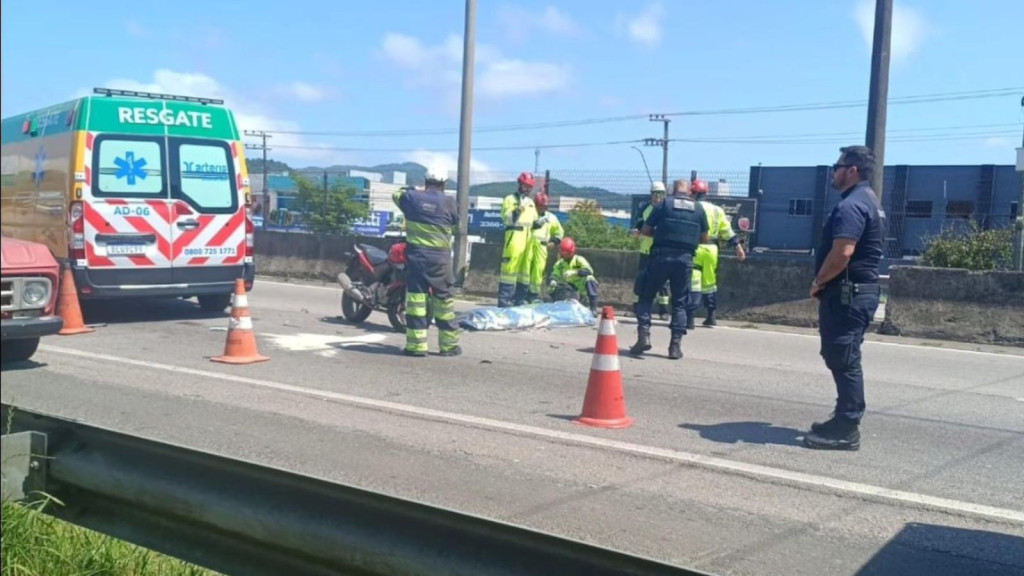 Motociclista morre em grave acidente com caminhão na BR-101, em Balneário Camboriú