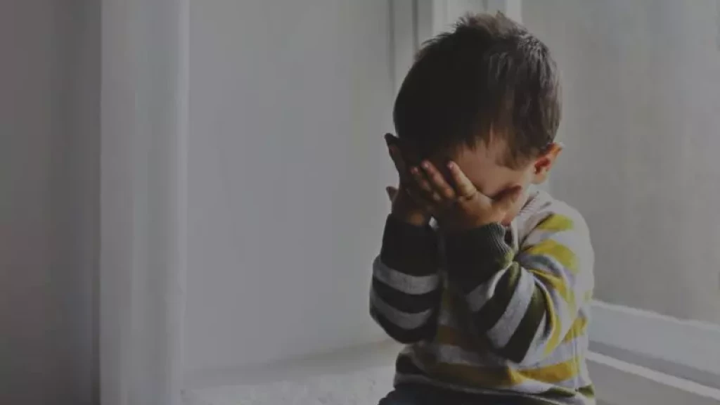 Criança de 2 anos chora de fome enquanto pai bêbado dorme