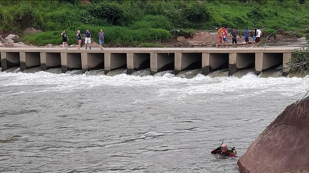 Criança de 4 anos desaparece em rio após escorregar de pedra