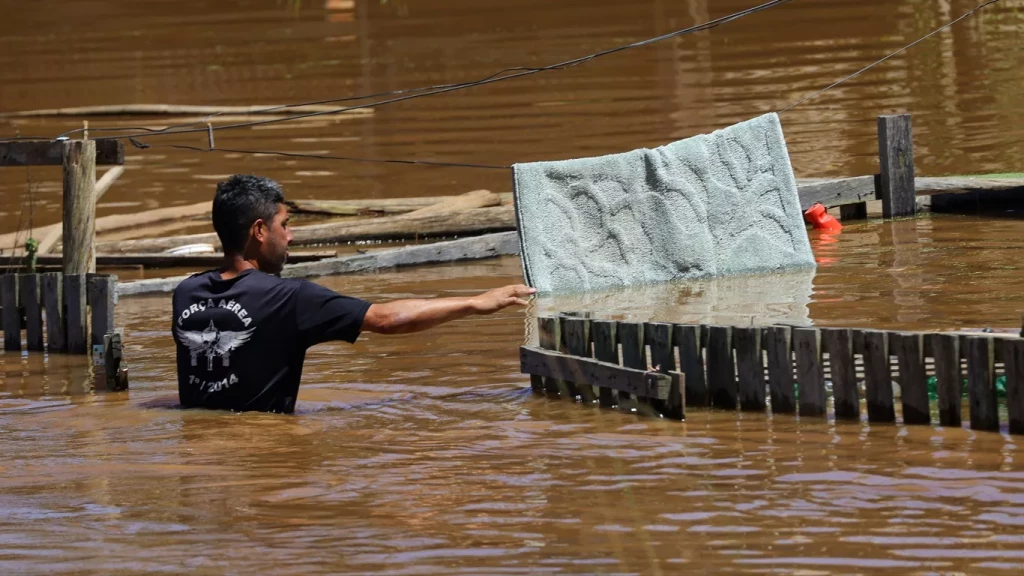 Porto Alegre enfrenta maior enchente em 80 anos