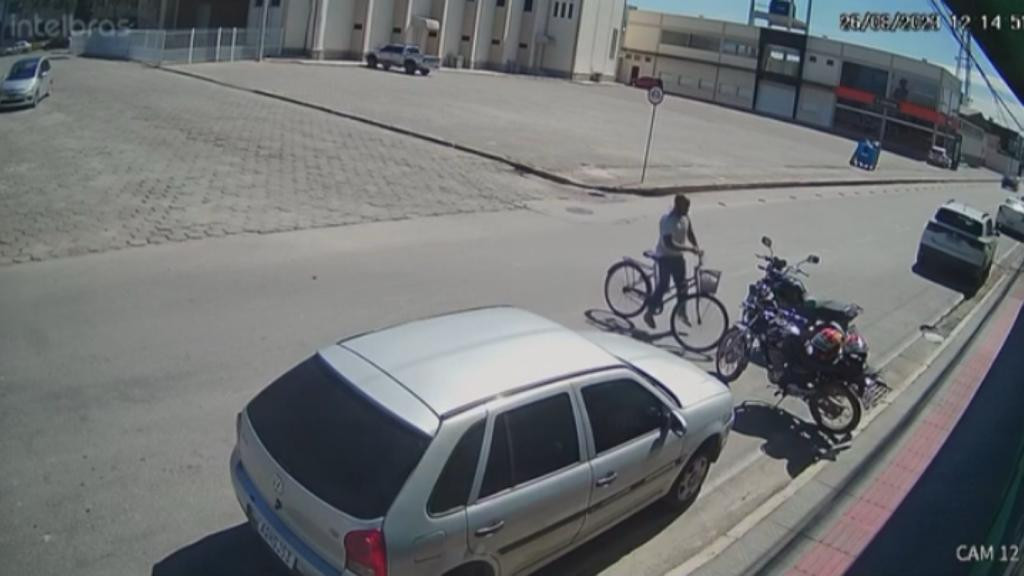 “Não vai pro céu“: ao lado da Igreja Matriz de Tijucas, homem passa de bike e furta capacete de moto