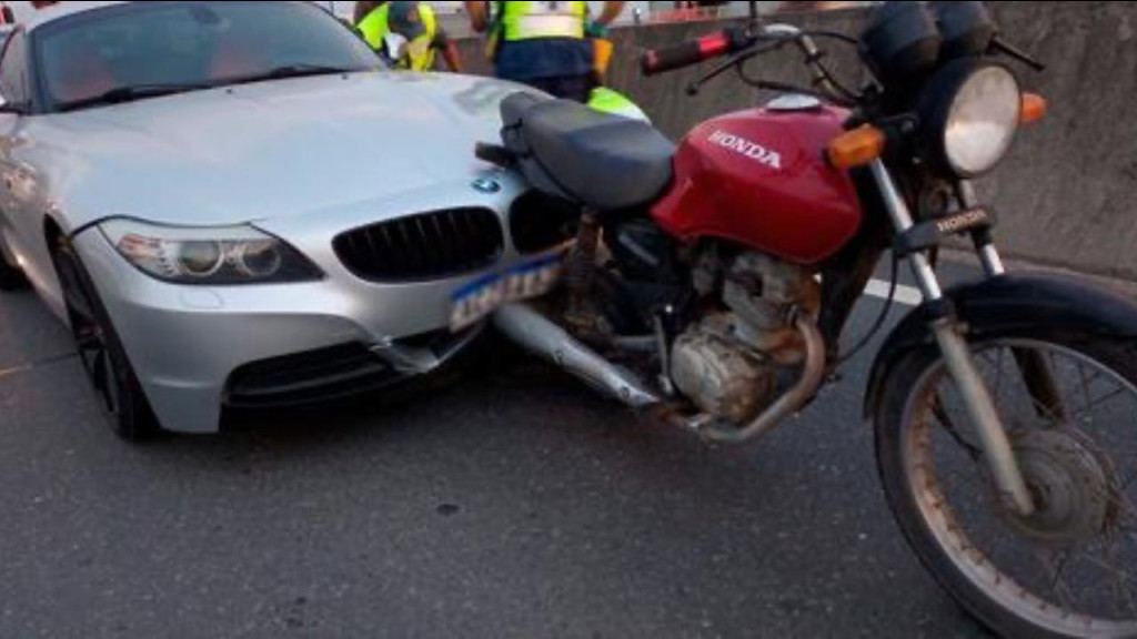 Moto fica cravada na frente de carro de luxo após acidente na BR-470