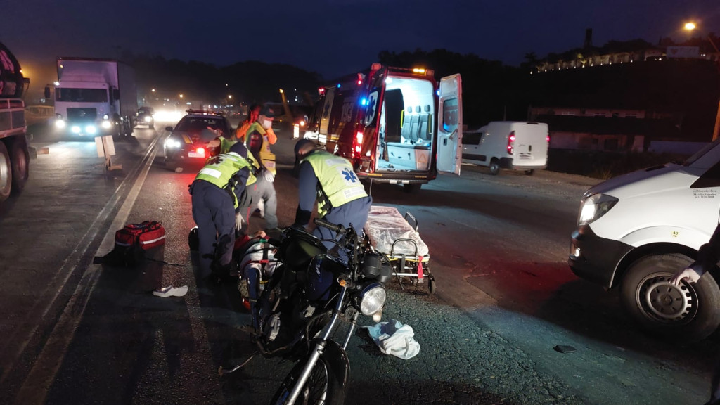 Acidente entre motos deixa três feridos graves na BR-470, em Blumenau