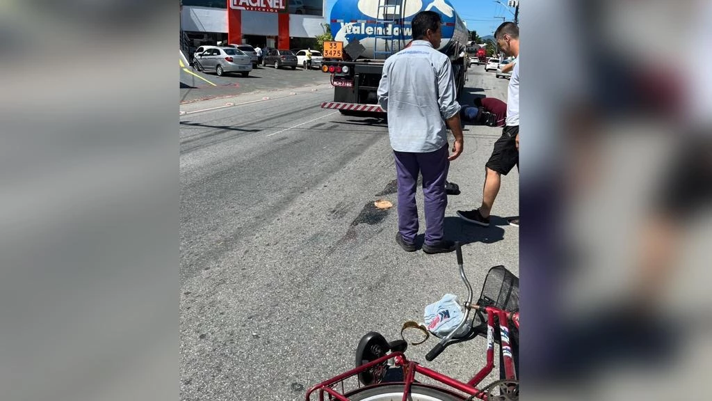 URGENTE: Ciclista é atropelado por carreta no Centro de Tijucas