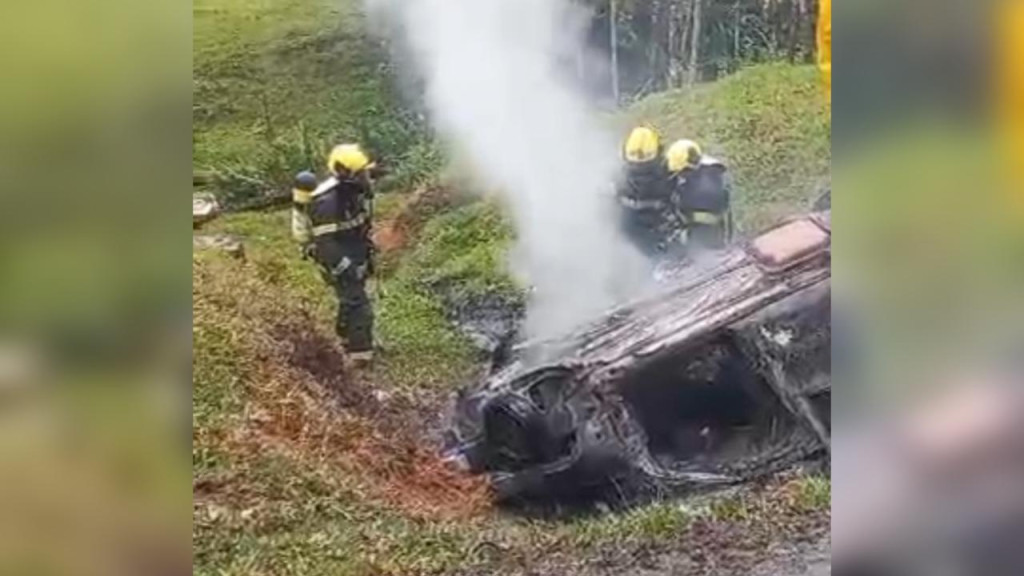 Motorista morre carbonizado após carro capotar e pegar fogo em São Pedro de Alcântara