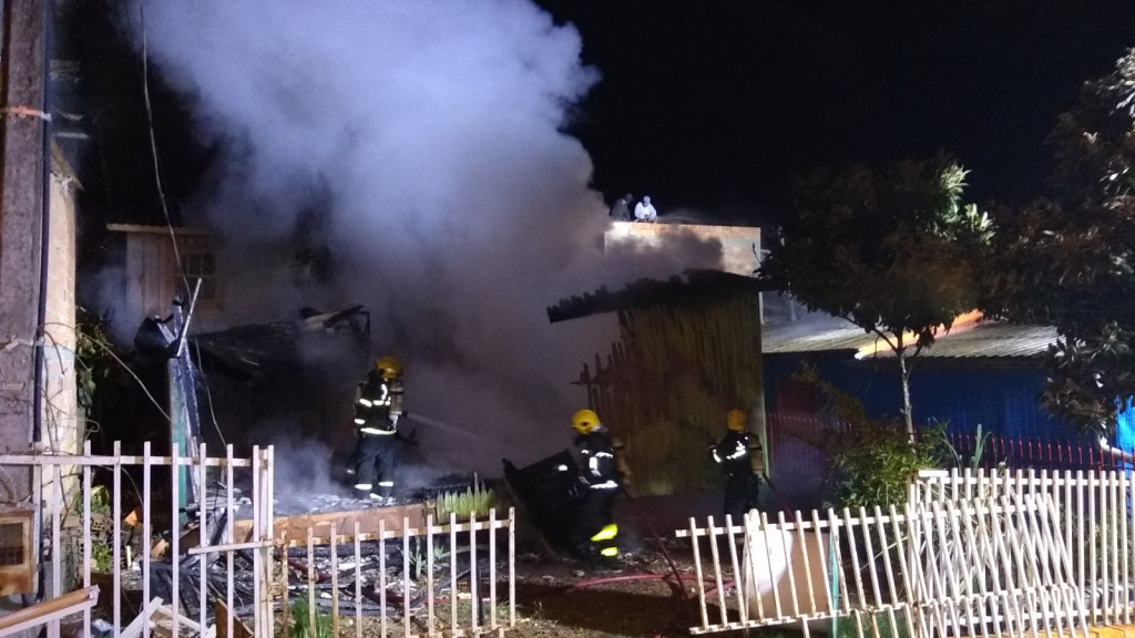 Homem coloca fogo na casa do vizinho durante briga em SC