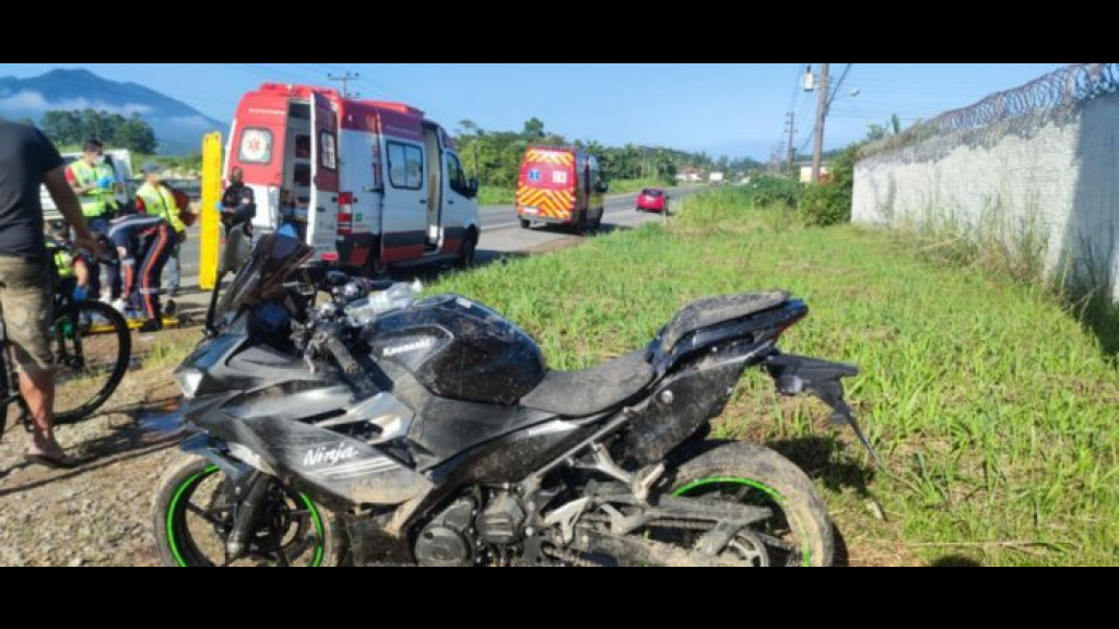 AGORA: Duas pessoas ficam feridas após colisão de motocicletas em Tijucas