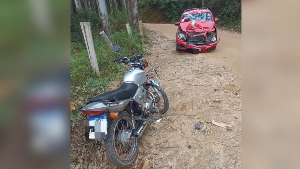 Colisão entre carro e moto deixa três feridos e veículo apreendido em Tijucas