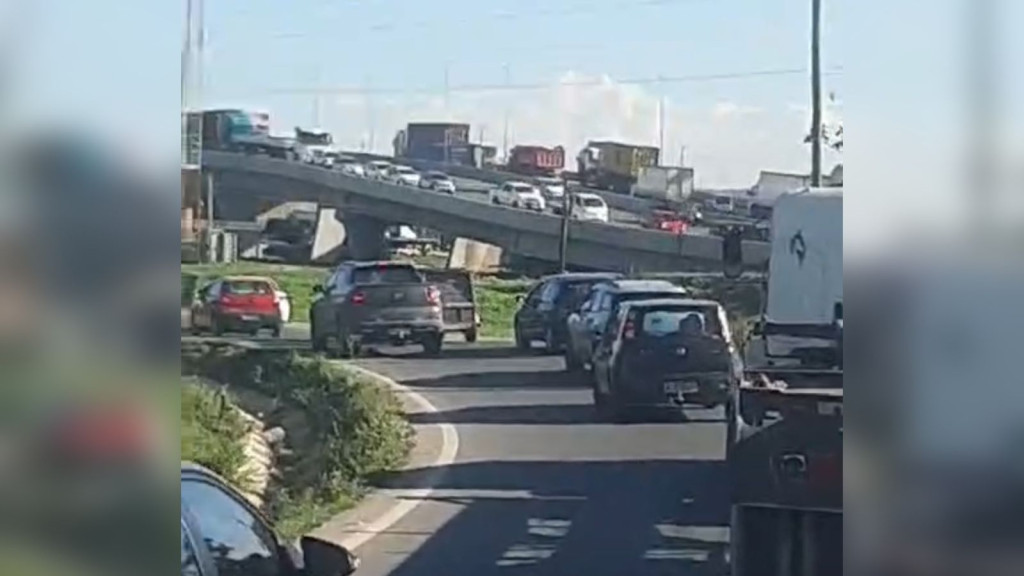 Caminhão tomba em viaduto entre BR-470 e BR-101, em Navegantes