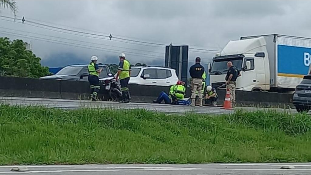 Motociclista fica ferido em acidente com caminhão na BR-101, em Porto Belo