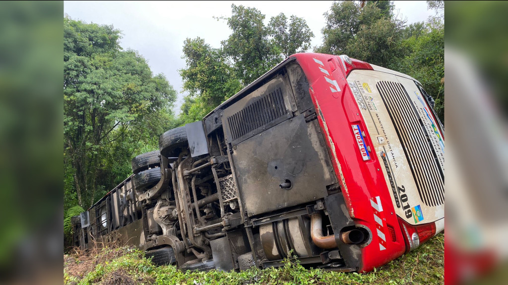 Ônibus que vinha para Itapema sofre grave acidente: “caiu em ribanceira”