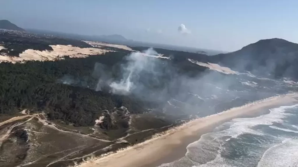 Incêndio de grandes proporções mobiliza bombeiros em Florianópolis