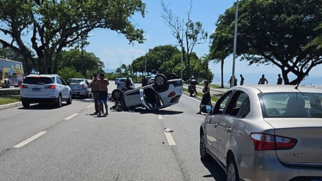 Carro com bebê e quatro adultos capota na Beira-Mar Norte, em Florianópolis