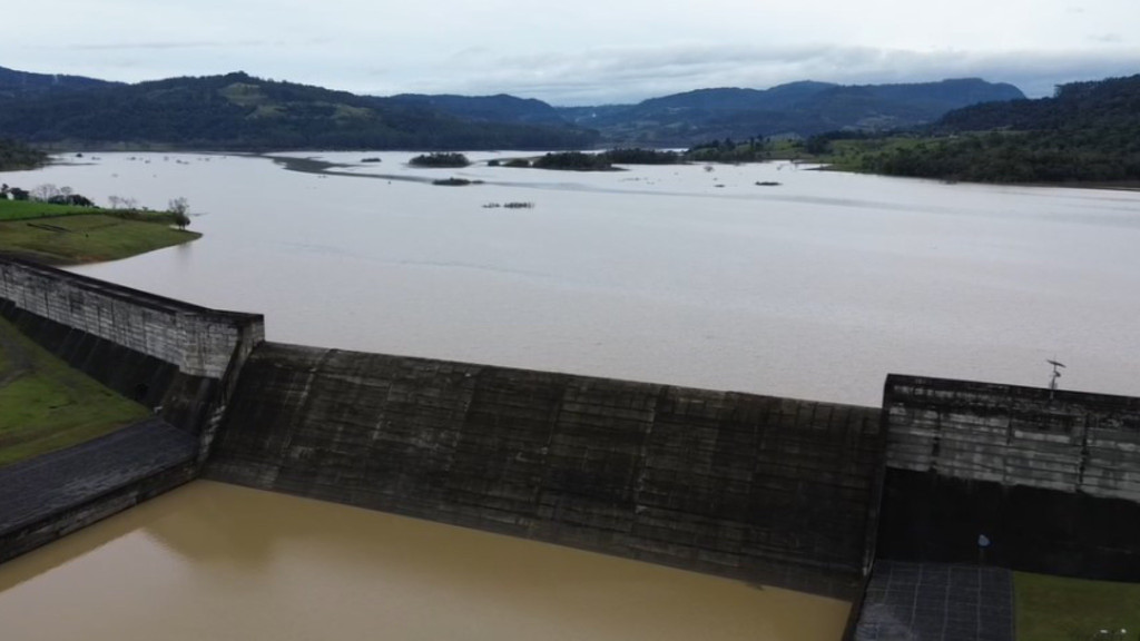 Defesa Civil fecha comportas da Barragem Oeste temendo enchentes com chuvas torrenciais