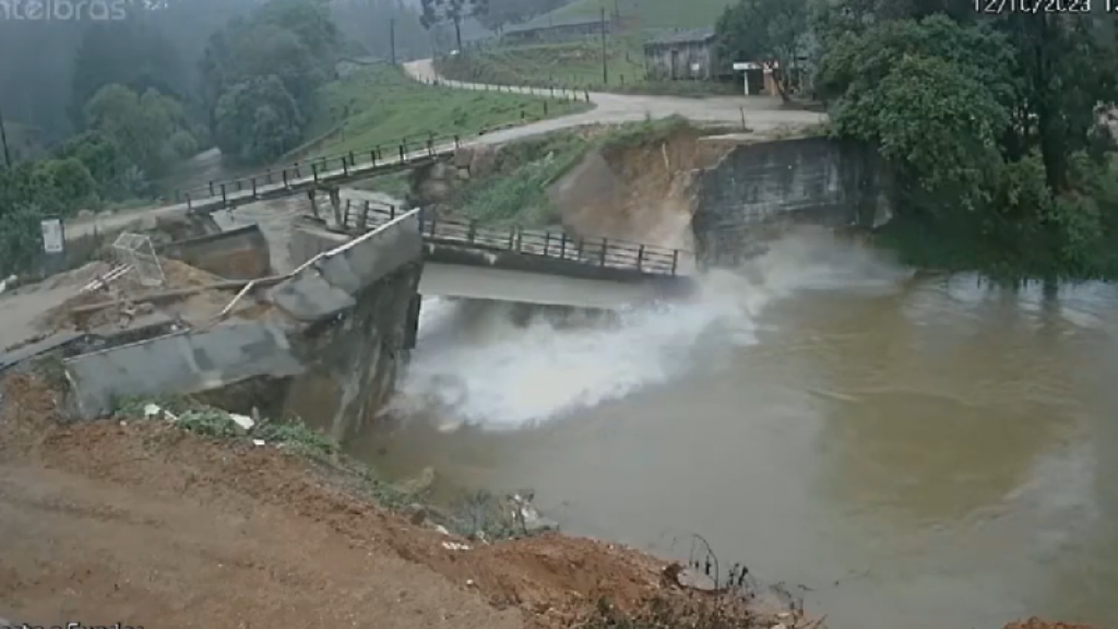 Enchente arrasta ponte de 60 toneladas em Santa Catarina